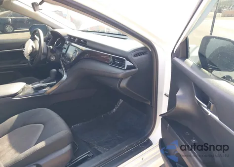 2020 Toyota Camry Le z USA, uszkodzony, nr VIN 4T1C11AK6LU979046